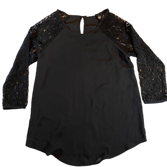 One Clothing Lace sleeve tunic top with keyhole neckline in back - Picture 9 of 9